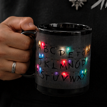 DARTFYT® Hawkins Lab — Mug Céramique Collector — Vue principale | Streetwear Premium Collection Stranger Things