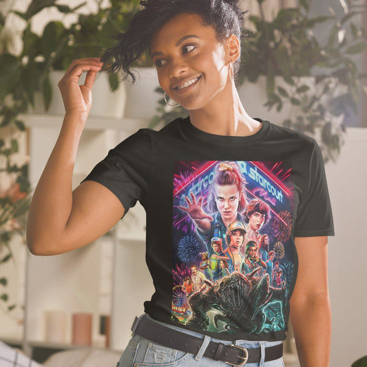 DARTFYT® DARTFYT T-shirt Unisexe Stranger Things Hawkins Poster — Coton Premium Collector — Vue principale | Streetwear Premium Collection Stranger Things