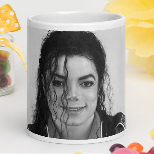 DARTFYT® King of Pop — Mug Portrait Céramique Blanche Collector — Vue principale | Streetwear Premium Collection Michael Jackson