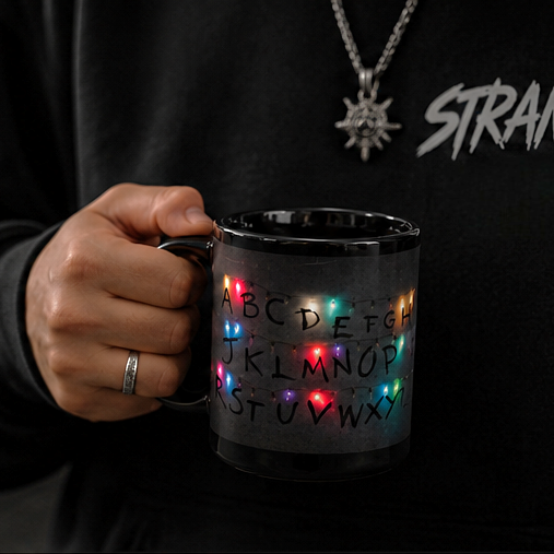 Cadeaux fan Stranger Things 2026 — Hoodies, mugs et tote bags collector DARTFYT® — livraison Europe