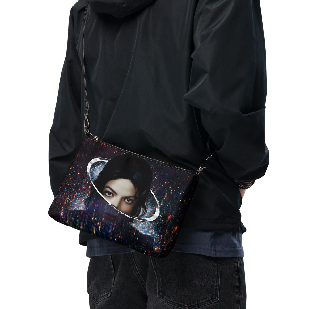 Bolsa bandoleira Michael Jackson Xscape preta com arte galáctica, estilo streetwear manga 2026 França homem.