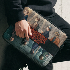 HAWKINS Housse Laptop — Mockup Brutalista DARTFYT®