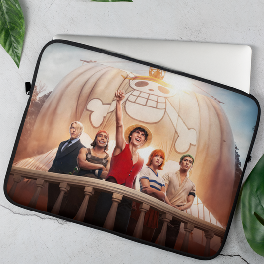 DARTFYT® One Piece | Équipage Crew — Housse Laptop Collector — Vue de dos | Streetwear Premium Collection One Piece
