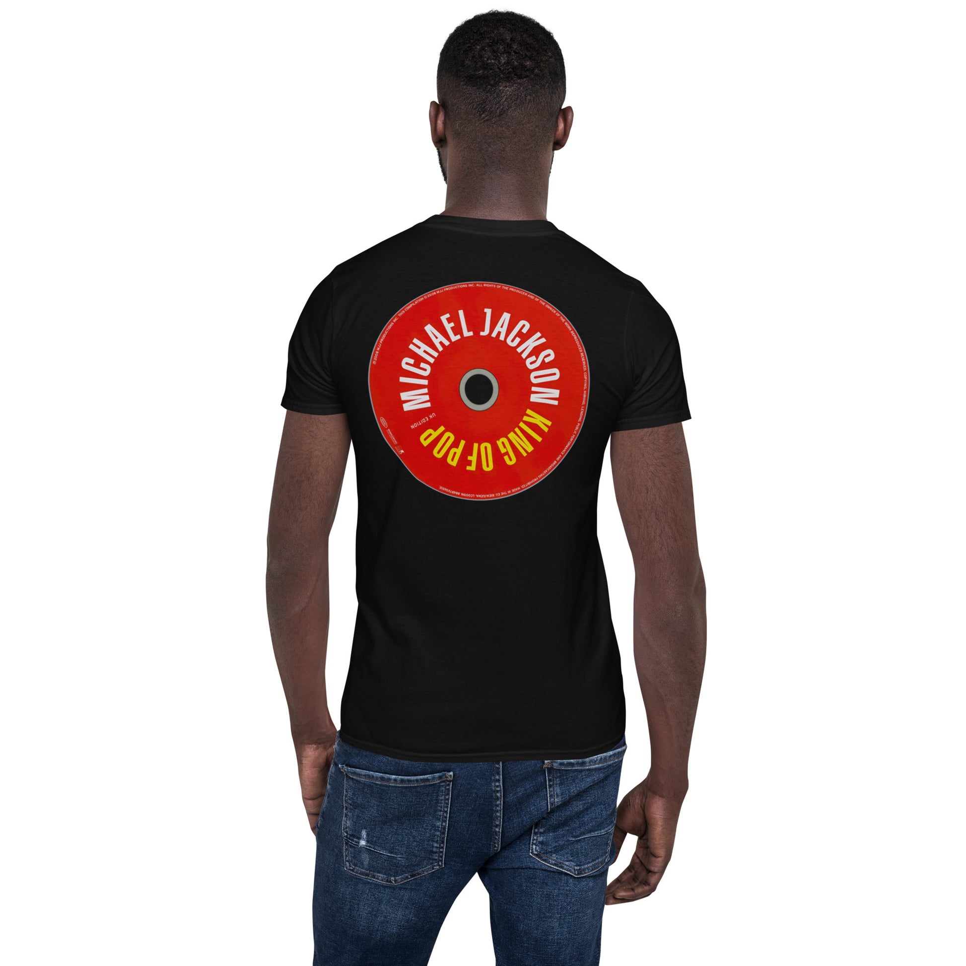Camiseta preta streetwear homem com estampa vermelha e amarela Michael Jackson manga curta.