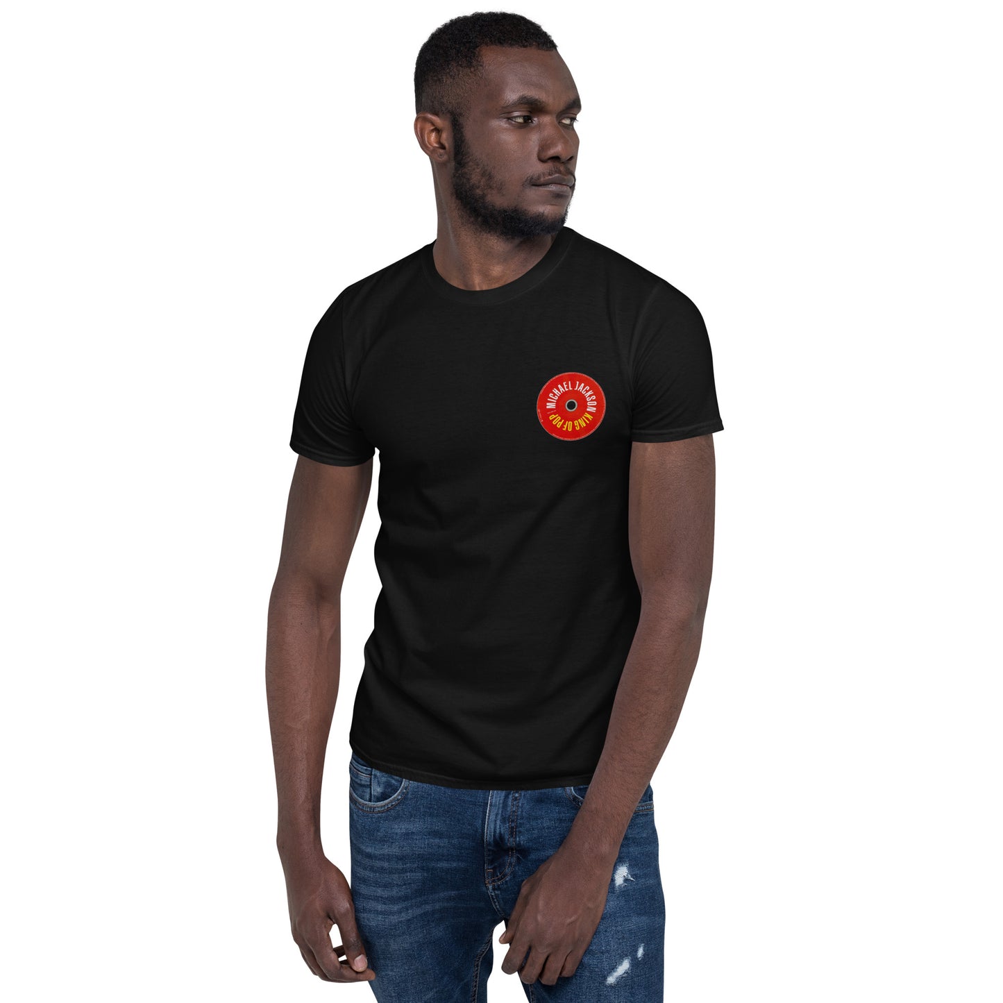 Camiseta preta streetwear masculina com logo vermelho estilo vintage Michael Jackson, manga curta.